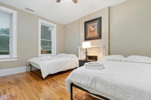 Cama ou camas em um quarto em Central St Louis apartment 2W