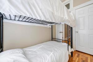 Cama ou camas em um quarto em Central St Louis apartment 2W