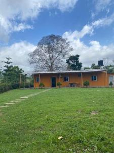 uma casa com um grande quintal em frente em cabaña la soñada em Palomino