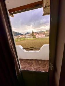 Aussicht von einer Tür eines Zimmers mit Fenster in der Unterkunft Hotel Belind in Berat
