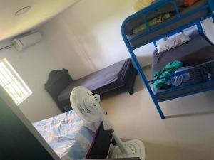 מיטה או מיטות קומותיים בחדר ב-cabaña la soñada