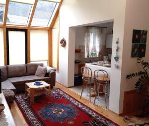 un soggiorno con divano e una cucina di Apartmenthaus Kometerhof a Flattach