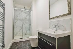 Un baño de FREE PARKING - Spacious 2-BR close to Salford Royal 7 fotos más