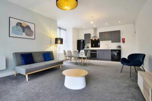 Una cocina o cocineta en FREE PARKING - Spacious 2-BR close to Salford Royal