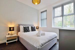 Una cama o camas en una habitación de FREE PARKING - Spacious 2-BR close to Salford Royal