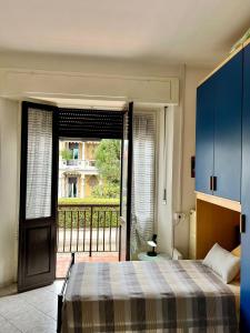 Schlafzimmer mit einem Bett und Blick auf einen Balkon in der Unterkunft Bnbook Casa Giolito in Castelletto sopra Ticino