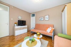 TV a/nebo společenská místnost v ubytování Apartment Orange Oasis