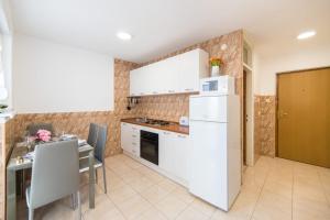 Kuchyň nebo kuchyňský kout v ubytování Apartment Orange Oasis