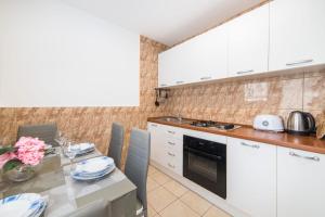 Kuchyň nebo kuchyňský kout v ubytování Apartment Orange Oasis