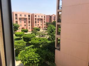 uma vista da janela de um edifício em Private Room or Apartment at Rehab City غرفة خاصة او شقة بمدينة الرحاب em Cairo