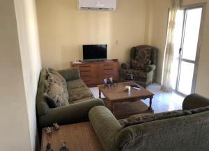 uma sala de estar com dois sofás e uma mesa de centro em Private Room or Apartment at Rehab City غرفة خاصة او شقة بمدينة الرحاب em Cairo
