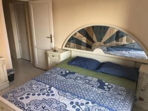 um quarto com uma cama grande e um arco por cima. em Private Room or Apartment at Rehab City غرفة خاصة او شقة بمدينة الرحاب em Cairo