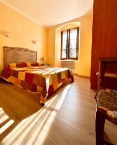 a bedroom with a bed and a window at Beau Séjour in Bocognano