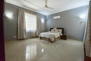 1 dormitorio con cama y ventana en GOWON BnB en Bunju