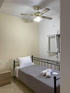 מיטה או מיטות בחדר ב-Spacious Quiet Apartment for Relaxed Holidays (1)