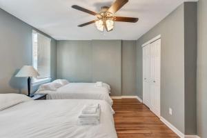 Een bed of bedden in een kamer bij Ravishing 2-Story Unit in STL 2E