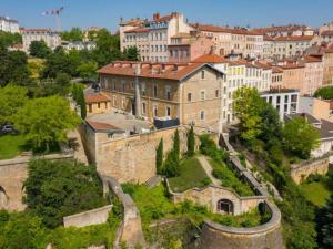 - une vue aérienne sur une ville et un château dans l'établissement Hotel et Spa Fort St Laurent Lyon - Handwritten Collection, à Lyon