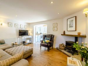 a living room with a couch and a chair at 3 Bed in Thornham KT104 in Thornham