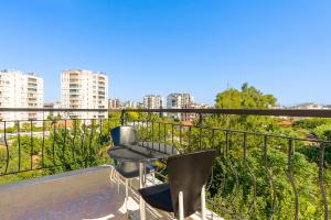 een balkon met 2 stoelen en een tafel. bij Cozy Flat with Balcony 10 min to Hadrian Gates in Antalya