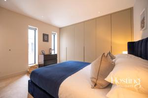 ein Schlafzimmer mit einem großen Bett mit großem Kopfteil in der Unterkunft The Elizabeth Suite - 3 Bedroom With Parking in Henley on Thames