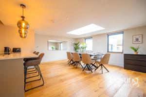 eine Küche und ein Esszimmer mit Tisch und Stühlen in der Unterkunft The Elizabeth Suite - 3 Bedroom With Parking in Henley on Thames
