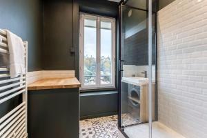 a bathroom with a toilet and a glass shower at 10' de Lyon- Appartement Tassin Centre - 2 Parking in Tassin-la-Demi-Lune