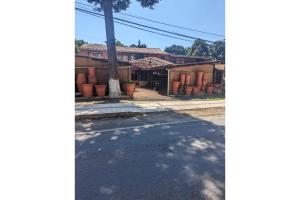 an empty street in front of a building at OYO Los Alcatraces in Tzintzuntzán