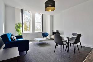 sala de estar con mesa y sillas en FREE PARKING - Beautiful 2-BR Flat in Manchester en Mánchester