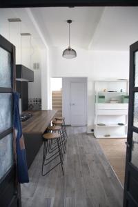 Maison de 100 M2 équipée de 4 chambres. في فالنسيا: مطبخ وغرفة طعام مع طاولة وكراسي