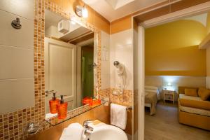 bagno con lavandino e specchio in una stanza di Il Giardino di Tonia - Oplontis Guest House - Bed & Garden - a Torre Annunziata