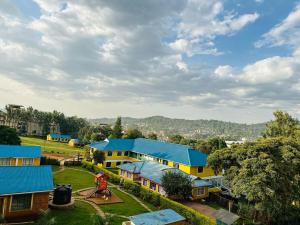 een luchtzicht op een huis met blauwe daken bij The Cosy Corner in Kisii