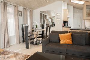 En sittgrupp på Recently updated lodge near Chester city centre - For up to 6