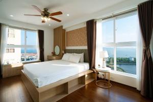 1 dormitorio con cama y ventana grande en Chuỗi Homestay Halong en Ha Long