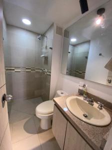 y baño con aseo, lavabo y ducha. en Hermoso apartamento Aqualina Green Piso 5 Vista a piscina, en Girardot