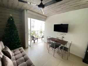 una sala de estar con un árbol de Navidad y una mesa en Hermoso apartamento Aqualina Green Piso 5 Vista a piscina, en Girardot