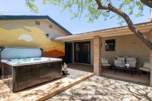 d'un bain à remous sur le côté d'une maison. dans l'établissement Bus Stop Saloon, à Cave Creek