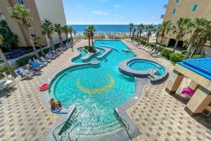 uma imagem de uma piscina num resort em Crystal Tower Unit 1508 em Gulf Shores