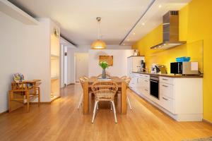 a kitchen and dining room with a table and chairs at Ferienwohnungen Spiegel Cramergasse in Lindau