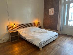Tempat tidur dalam kamar di Appartement F4 centre Moulins