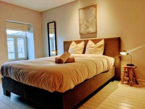 Un dormitorio con una cama grande y una ventana en La Reid, entre 2 vallées, en Fraineux