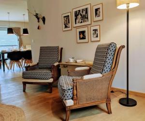 sala de estar con 2 sillas y mesa en La Reid, entre 2 vallées en Fraineux