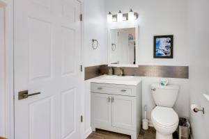 La salle de bains blanche est pourvue de toilettes et d'un lavabo. dans l'établissement Carolina Beach Escape Walk to Ocean!, à Carolina Beach