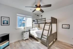 - une chambre avec des lits superposés et un ventilateur de plafond dans l'établissement Carolina Beach Escape Walk to Ocean!, à Carolina Beach
