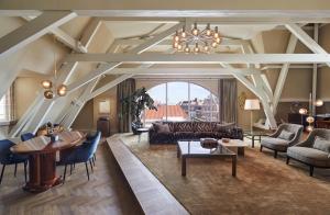 ein Wohnzimmer mit einem Sofa und einem Tisch in der Unterkunft De L’Europe Amsterdam – The Leading Hotels of the World in Amsterdam