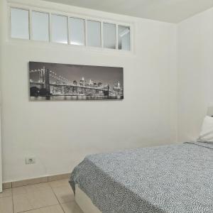 a bedroom with a picture of the brooklyn bridge at Port Royale Los Cristianos in Los Cristianos