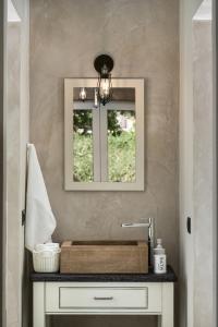 y baño con lavabo y espejo. en Villa Antonousa - Private Pool Oasis en Kerá