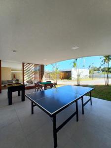 - Mesa de ping pong en el centro de la sala de estar en Muro alto porto de galinhas Makia experience en Porto De Galinhas