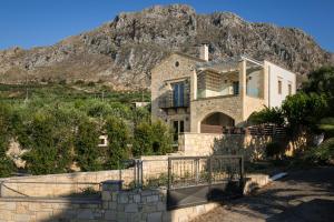 uma casa em frente a uma montanha em Villa Antonousa - Private Pool Oasis em Kerá