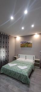 een slaapkamer met 2 bedden en een schilderij aan de muur bij Cris&Giuli House in Tavarnelle in Val di Pesa