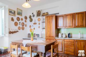 een keuken met een houten tafel en stoelen. bij Villa Lena in Bellano
